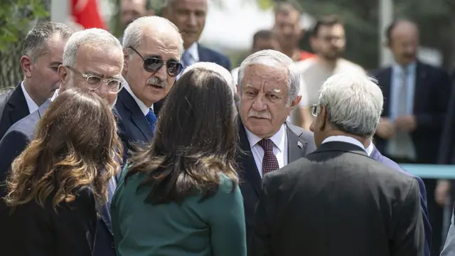 TBMM'deki 15 Temmuz anma etkinliğinde MHP'nin Meclis Başkanvekili Celal Adan, Pervin Buldan ile konuşuyor.