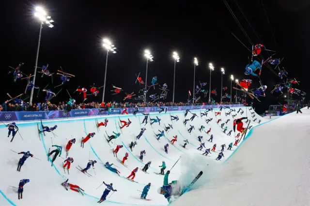 Цифровой коллаж финала соревнований по фриски-хафпайпу среди мужчин в сноупарке Ливиньо. Фото: Эктор Вивас