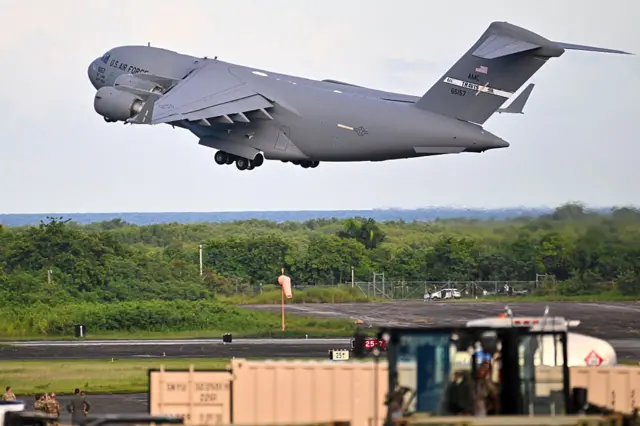 Dev bir gri renkli askeri uçak havalanırken görülüyor