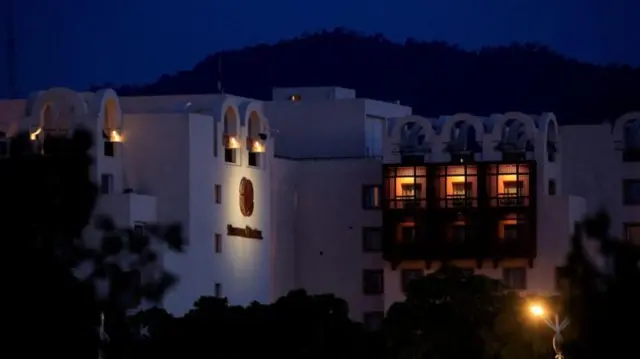 इस्लामाबादच्या सेरेना हॉटेलमध्ये शनिवारी (11 एप्रिल) रात्रभर चर्चा सुरू होती