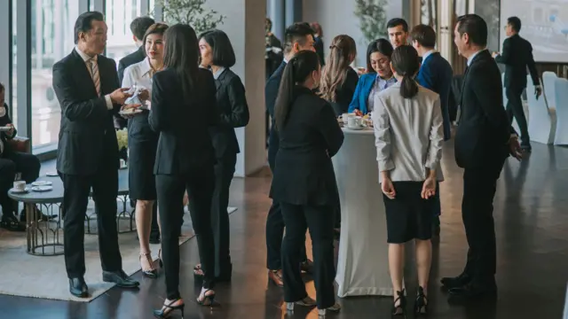 berdiri sambil rapat