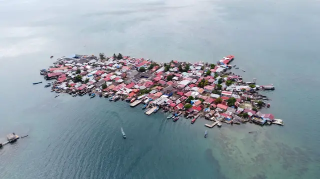 Uma imagem de drone da ilha Gardi Sugdub.