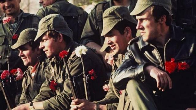 Soldados colocaram cravos nos canos de suas armas no dia 25 de abril de 1974