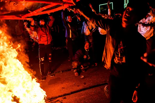 မီးပုံးပျံ လွှတ်တင်ဖို့ ကြိုးစားနေစဉ်- ပြင်ဦးလွင် တန်ဆောင်တိုင်