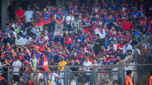 मुम्बईको वानखेडे रङ्गशालामा उपस्थित नेपाली टोलीका समर्थकहरू
