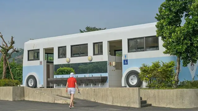 一位台灣民眾正要使用公共廁所。