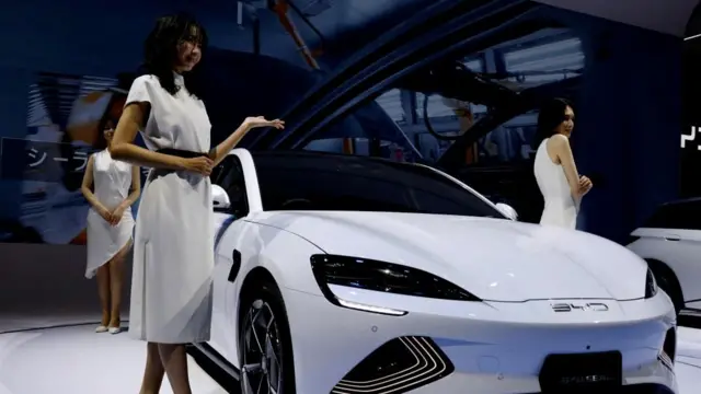 जापानमा 'बीवाईडी सील' छेउ उभिएका मोडलहरू