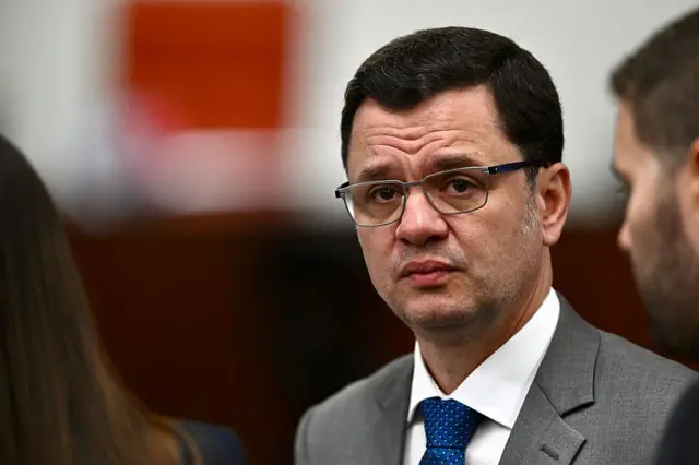 O ex-ministro da Justiça do Brasil, Anderson Torres, conversa com seu advogado durante sessão do Supremo Tribunal Federal que julga a participação dos acusados na tentativa de golpe de Estado de janeiro de 2023, em Brasília, em 10 de junho de 2025.