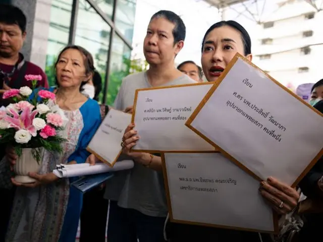 ประชาชนมาให้กำลังใจการยืนยันมติเดิมของแพทยสภา เมื่อ 12 มิ.ย.