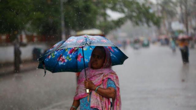 শনিবার সকালে মৌসুমের রেকর্ড বৃষ্টি হয় রাজধানী ঢাকায়