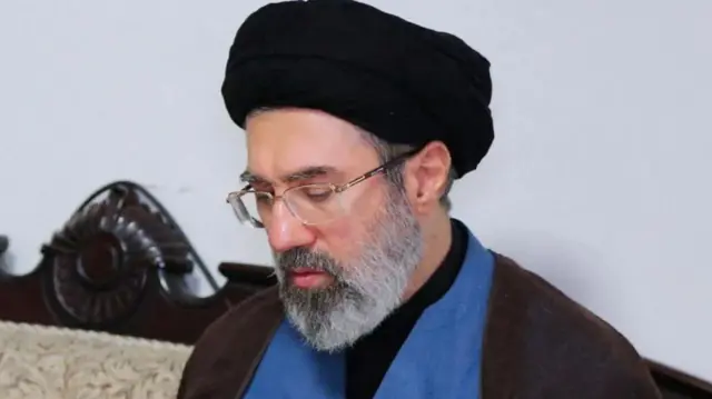 E hiwere mba Islam n'afọ 1979 n'ụkpụrụ na a ga-ahọpụta onye ndu kachasị elu maka ọnọdụ okpukperechi onye ahụ nakwa nduzi.