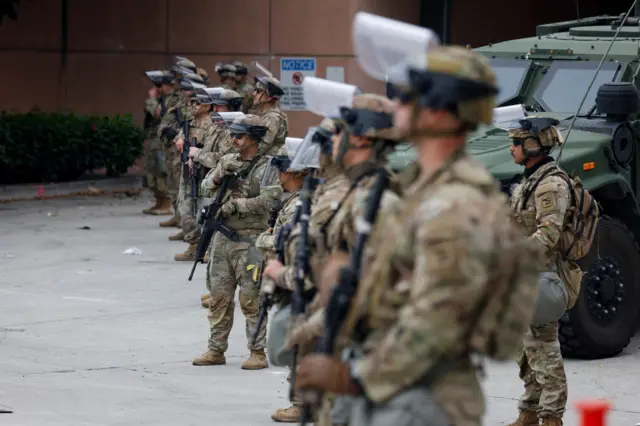Membros da Guarda Nacional se reúnem em Los Angeles