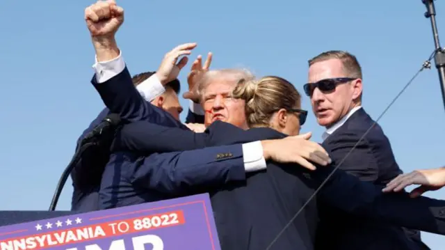 ট্রাম্পকে ঘিরে সিক্রেট সার্ভিস সদস্যরা