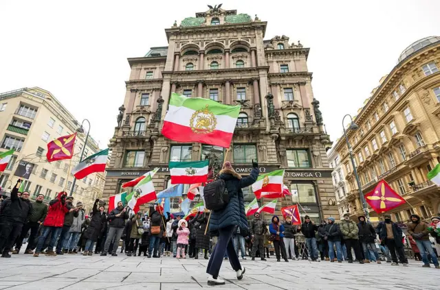 گردهمایی در میدان اصلی شهر وین در اتریش (۲۱ دی/۱۱ ژانویه)