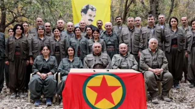 Участники исторического съезда РПК на фоне портрета Оджалана 