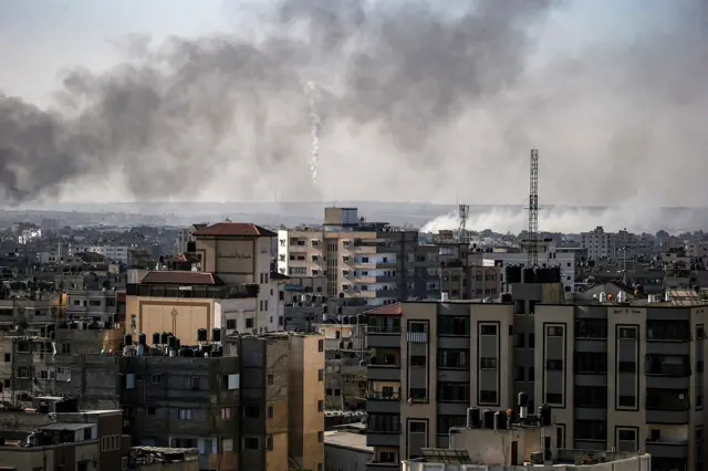 Humo saliendo del barrio de Tel al-Hawa, donde se encuentra el hospital de Al-Quds, después de los ataques aéreos israelíes.