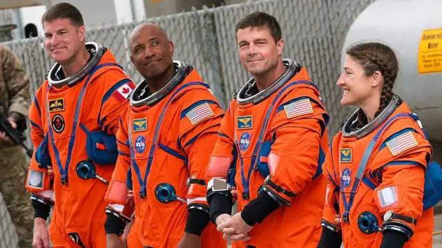 Специалист по миссии Джереми Хансен из CSA (Канадского космического агентства), пилот Виктор Гловер, командир Рид Уайзман и специалист по миссии Кристина Кох выходят из здания Neil A. Armstrong Operations and Checkout Building перед запуском миссии «Артемида-2» в Космическом центре имени Кеннеди НАСА 1 апреля 2026 года в Кейп-Канаверал, штат Флорида.