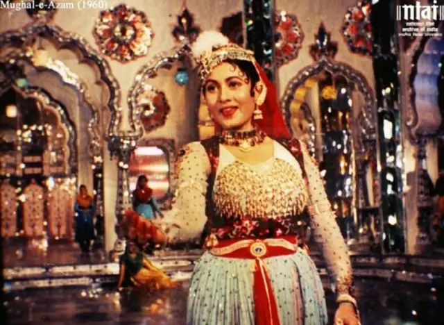 फ़िल्म के एक दृश्य में मधुबाला 