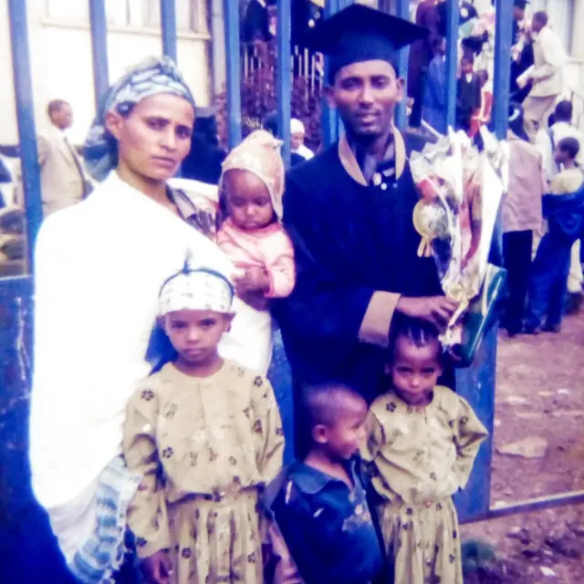 Aaddee Yemenyuush maatiisaanii waliin