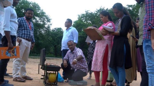 जमिनीत पाणी शोधण्याचे प्रयत्न 