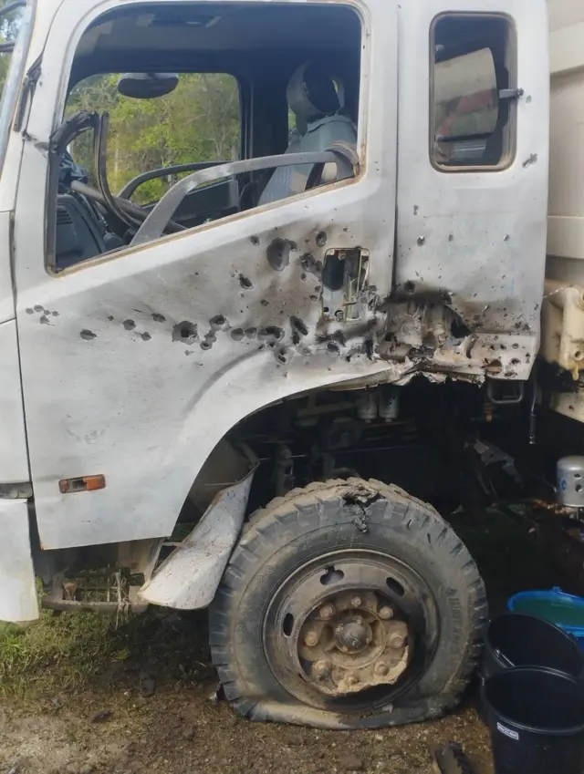 ယာဥ်တန်းထဲက ထိခိုက်ပျက်စီးခဲ့တဲ့ ကားတစ်စီး 