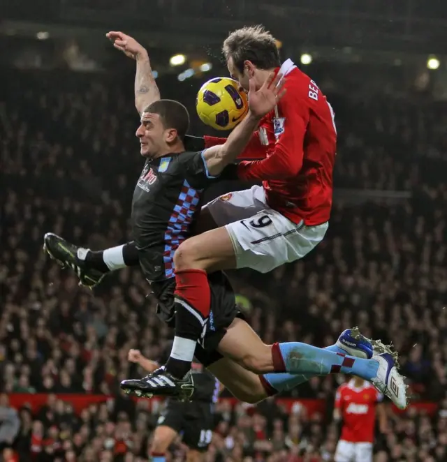 مگی هارون این عکس را از تقابل کایل واکر و دیمیتار برباتوف برای تصاحب توپ گرفته است