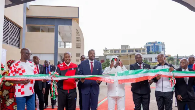 Perezida Evariste Ndayishimiye kumwe n'abandi bategetsi ubwo yakata igitambara yinjira icese muri Stade Intwari. Aha ni kuri Stade Intwari, i Bujumbura, ku wa 31 Nzero (1) mu mwaka wa 2026. 