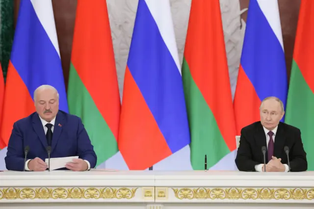 Президент Беларуси Александр Лукашенко и президент России Владимир Путин во время пресс-конференции.