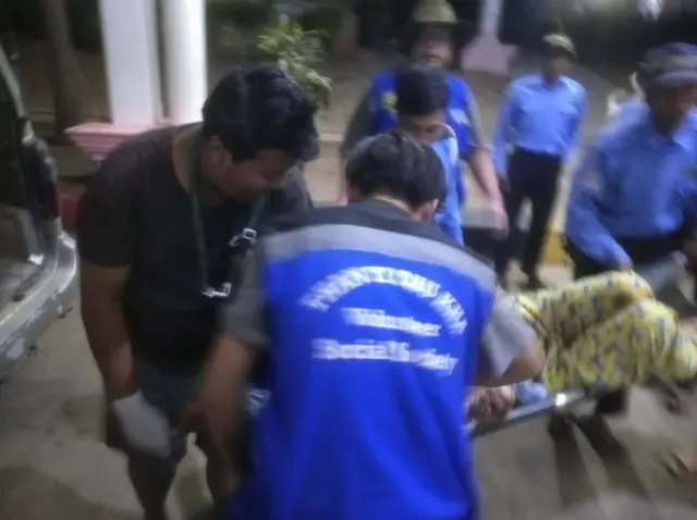 ဓားထိုးခံရပြီးနောက် ထိခိုက်ဒဏ်ရာရသူတွေကို လူမှုကူညီရေးအဖွဲ့တွေက ဆေးရုံပို့ခဲ့ပါတယ်