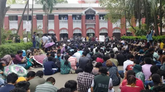 শনিবার দ্বিতীয় দিনের মতো কর্মসূচি পালন করে শিক্ষার্থীরা