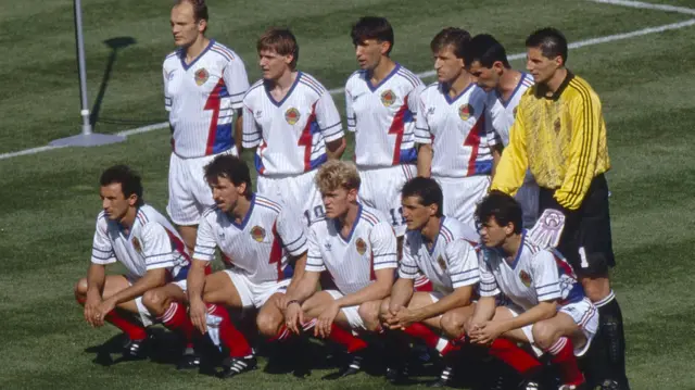 منتخب يوغوسلافيا في نهائيات كأس العالم 1990 يصطفون لالتقاط صورة في الملعب