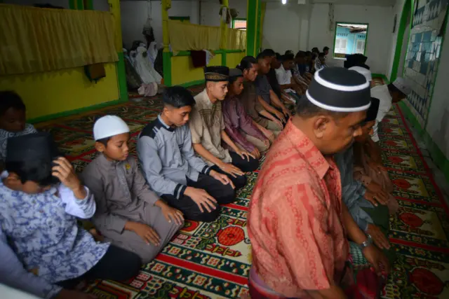 Jamaah Tarekat Naqsabandiyah melaksanakan salat Idulfitri di Surau Baru, Pauh, Padang, Sumatra Barat, Senin (08/04).