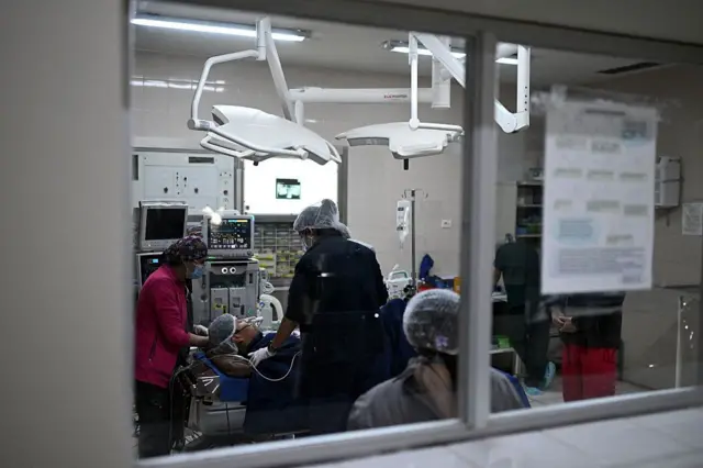 Un equipo de médicos durante un procedimiento quirúrjico