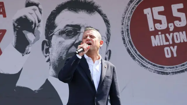 Özgür Özel, 29 Mart 2025’te İstanbul’un Maltepe ilçesinde, tutuklu İstanbul Büyükşehir Belediye Başkanı Ekrem İmamoğlu’na destek amacıyla Cumhuriyet Halk Partisi (CHP) tarafından düzenlenen mitingde konuşuyor. Geri planda siyah beyaz İmamoğlu posteri var. 15,5 milyon oy mührüyle.