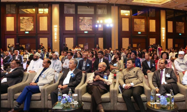 बैंकॉक में संबोधन सुनते लोग