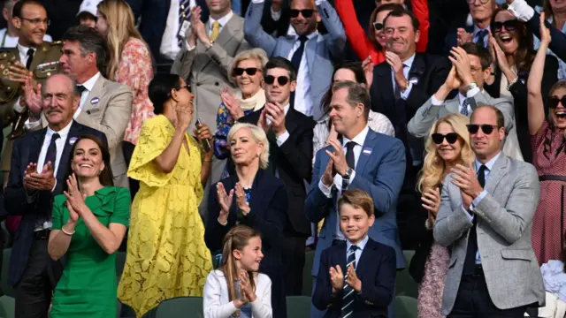 मुक़ाबला देखता ब्रितानी शाही परिवार