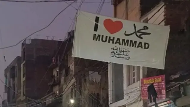 کانپور میں ایف آئی آر کے بعد ملک کے شہروں میں ائی لو محمد کے پوسٹرز اور بینرز نظر آئے ہیں