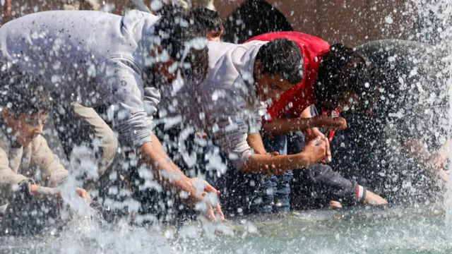 يؤدي مسلمون كشميريون الوضوء استعداداً لأداء أول جمعة من شهر رمضان المبارك في جامع سريناغار، كشمير الهندية، في 20 فبراير/شباط 2026