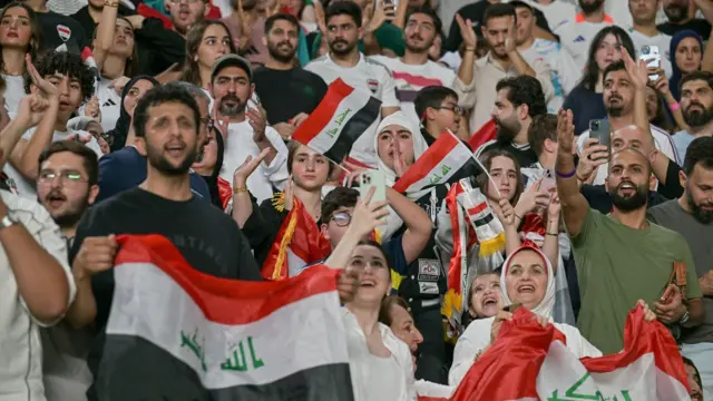 جانب من حضور لجماهير العراق خلال تشجيع منتخب بلادهم أمام الإمارات في المباراة الفاصلة التي ستحدد المتأهل إلى الملحق العالمي المؤهل إلى كأس العالم 2026 