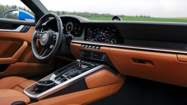 نمایشگر روبروی فرمان کاملا دیجیتال است