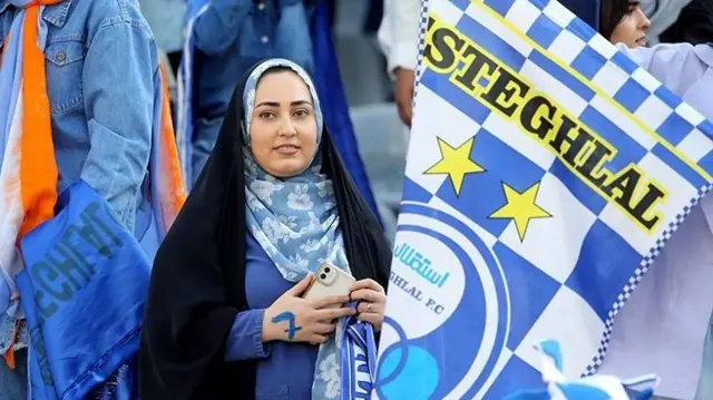 دختران و زنان هوادار استقلال، سرانجام موفق شدند برای تماشای بازی و تشویق تیم محبوب‌شان وارد ورزشگاه آزادی شوند. این اتفاق طی سال‌های اخیر، هرگز برای «دختران استقلالی» نیفتاده بود. 