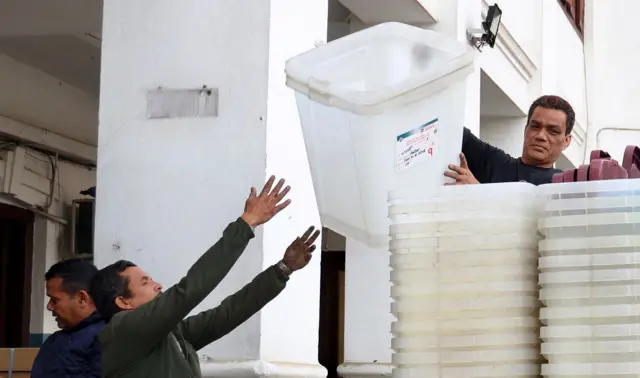 कान्तिपथस्थित बहादुर भवनमा रहेको निर्वाचन आयोगको कार्यालयबाट प्रतिनिधिसभा सदस्य निर्वाचन २०८२ का लागि ललितपुर जिल्ला निर्वाचन कार्यालयमा पठाउन गाडीमा लोड गरिँदै मतपेटिका