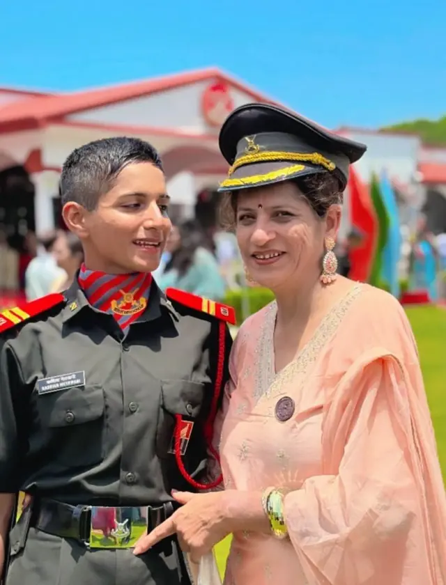 கஷிஷின் தாய் ஷோபா மெத்வானி புனே ராணுவ பள்ளியில் ஒரு ஆசிரியராக இருந்தார் 