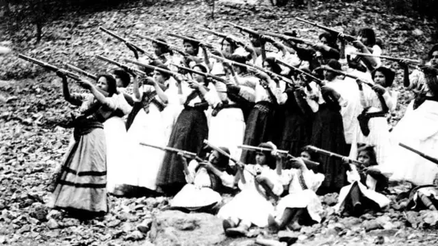 Mujeres y niñas apuntando con sus rifles