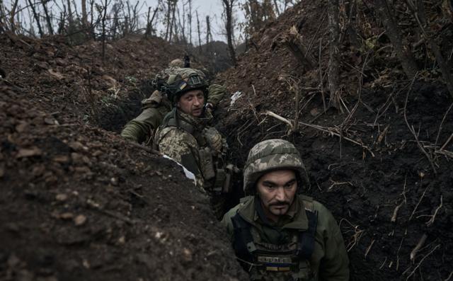 Soldados ucranianos em uma trincheira