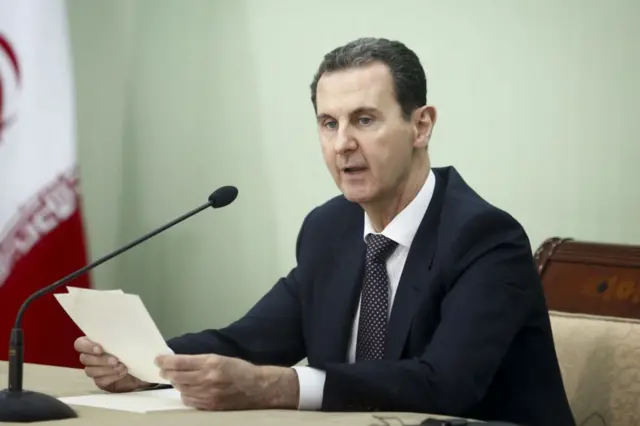 Assad dando un discurso.