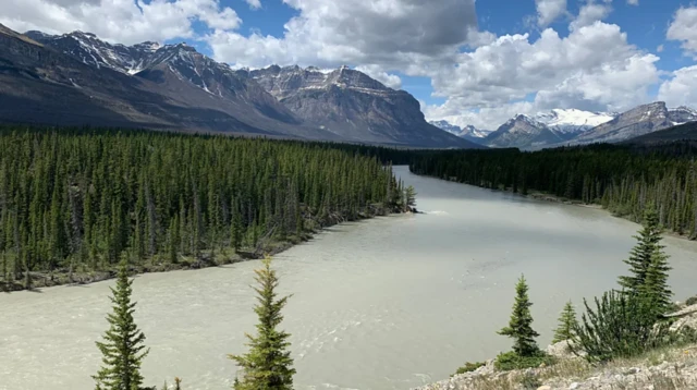 여행자들은 탐방로를 벗어나 노스 서스캐처원 강에서 카약을 즐길 수도 있다