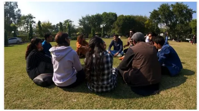 আসন্ন নির্বাচন নিয়ে লাহোরে একদল শিক্ষার্থীর তর্কবিতর্ক