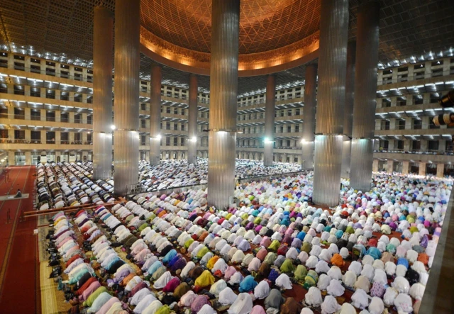 Des fidèles prient dans l'enceinte de la mosquée Istiqlal de Jakarta en Indonésie. 