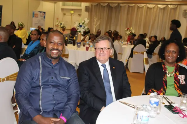 Jabo Butera( i bumbamfu) na Professor Veronica Pickering aserukira Umwami w'Ubwongereza mu ntara ya Nottingham.